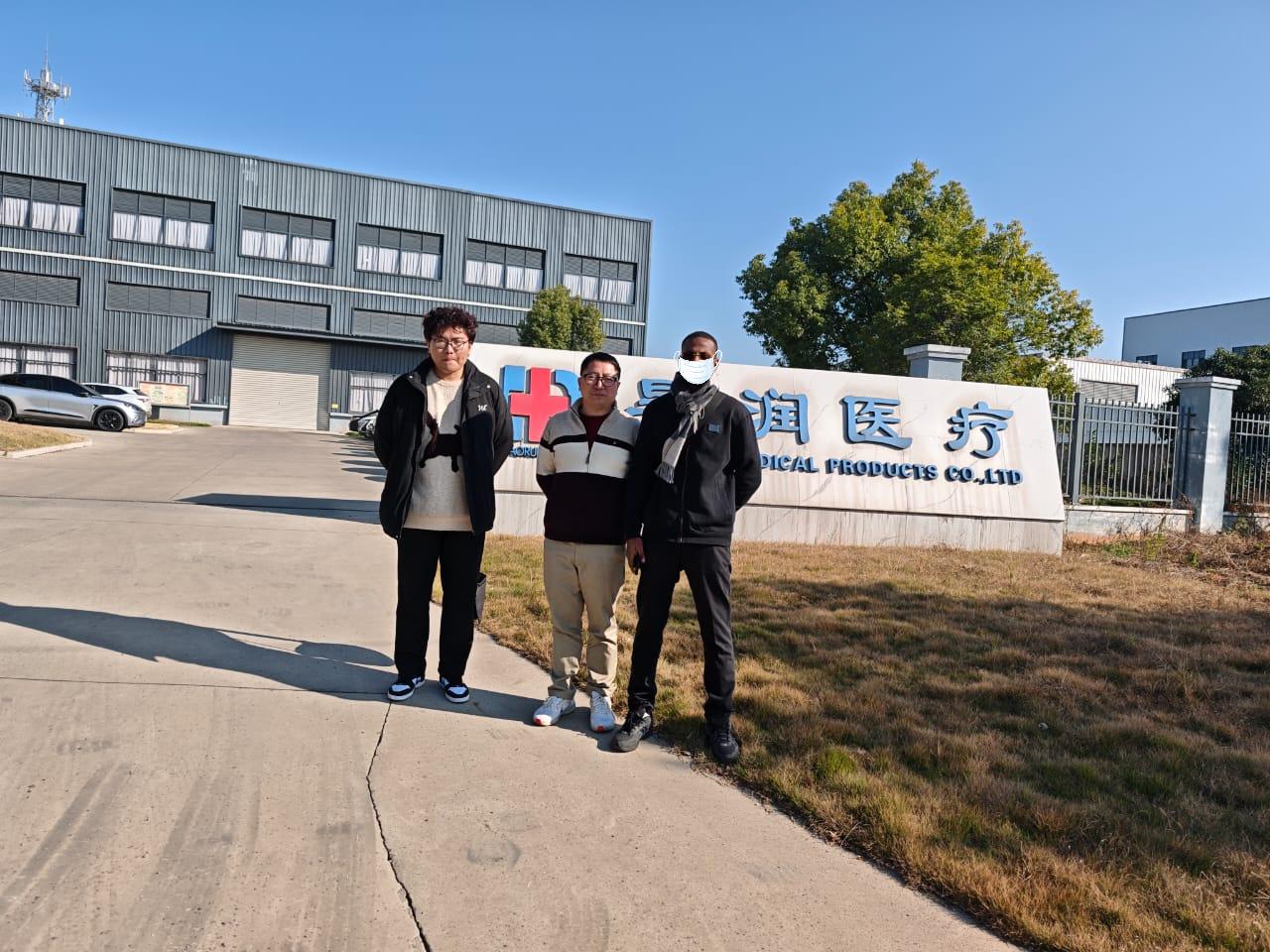 ஆப்பிரிக்க வாடிக்கையாளர் டிசம்பர் 15, 2025 அன்று எங்கள் தொழிற்சாலைக்கு வருகை தந்தார்: ஆழமான ஒத்துழைப்பு சாத்தியத்தை வளர்ப்பது